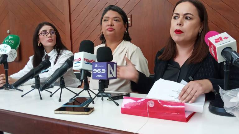 Abogadas de Sandra, la mujer detenida en el Hospital General de Culiacán, acusan violación a derechos. Abogadas de Sandra, la mujer detenida en el Hospital General de Culiacán, acusan violación a derechos.