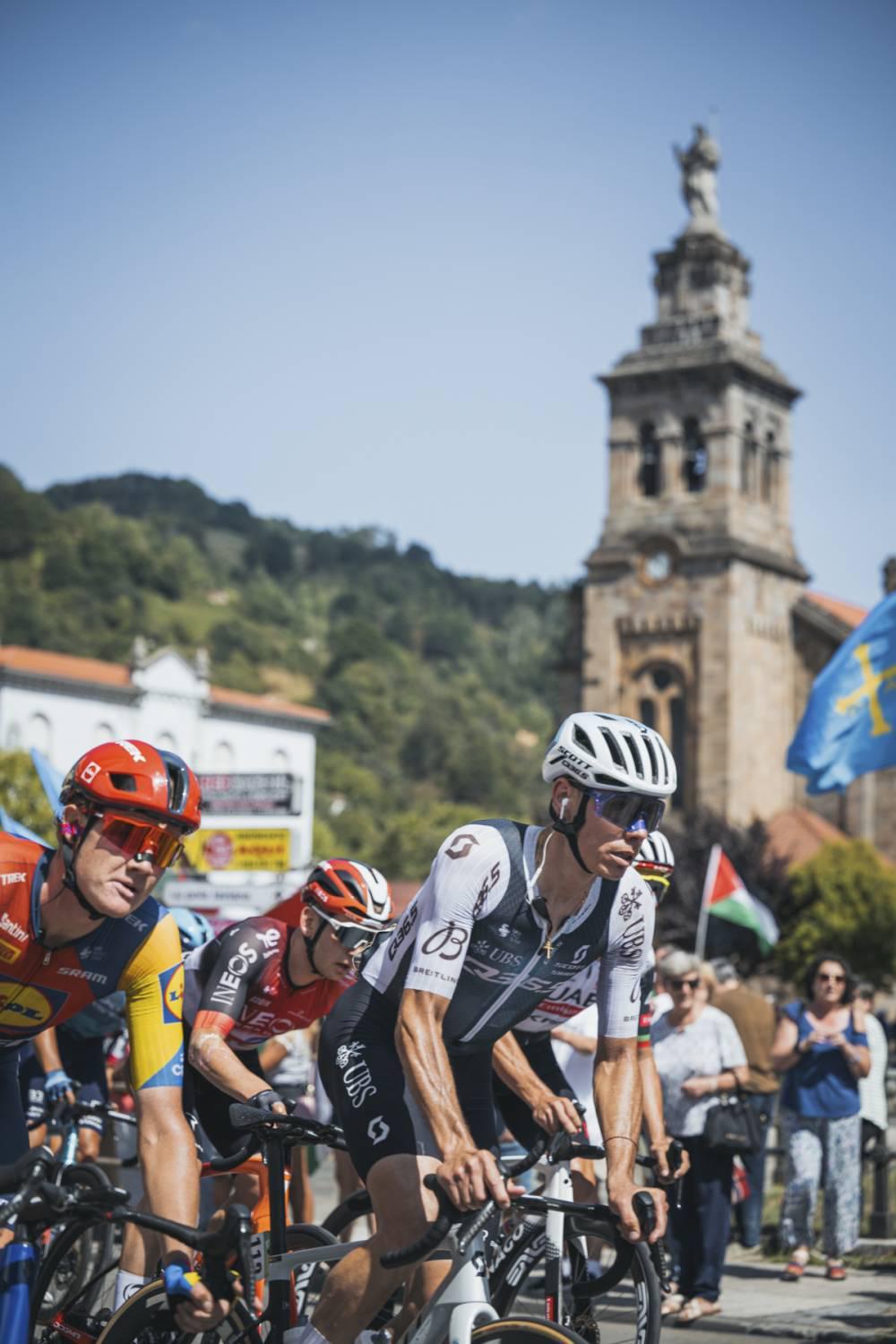 $!Joao Almeida conquista L’Angliru, pero Vingegaard resiste y mantiene La Roja en La Vuelta 25
