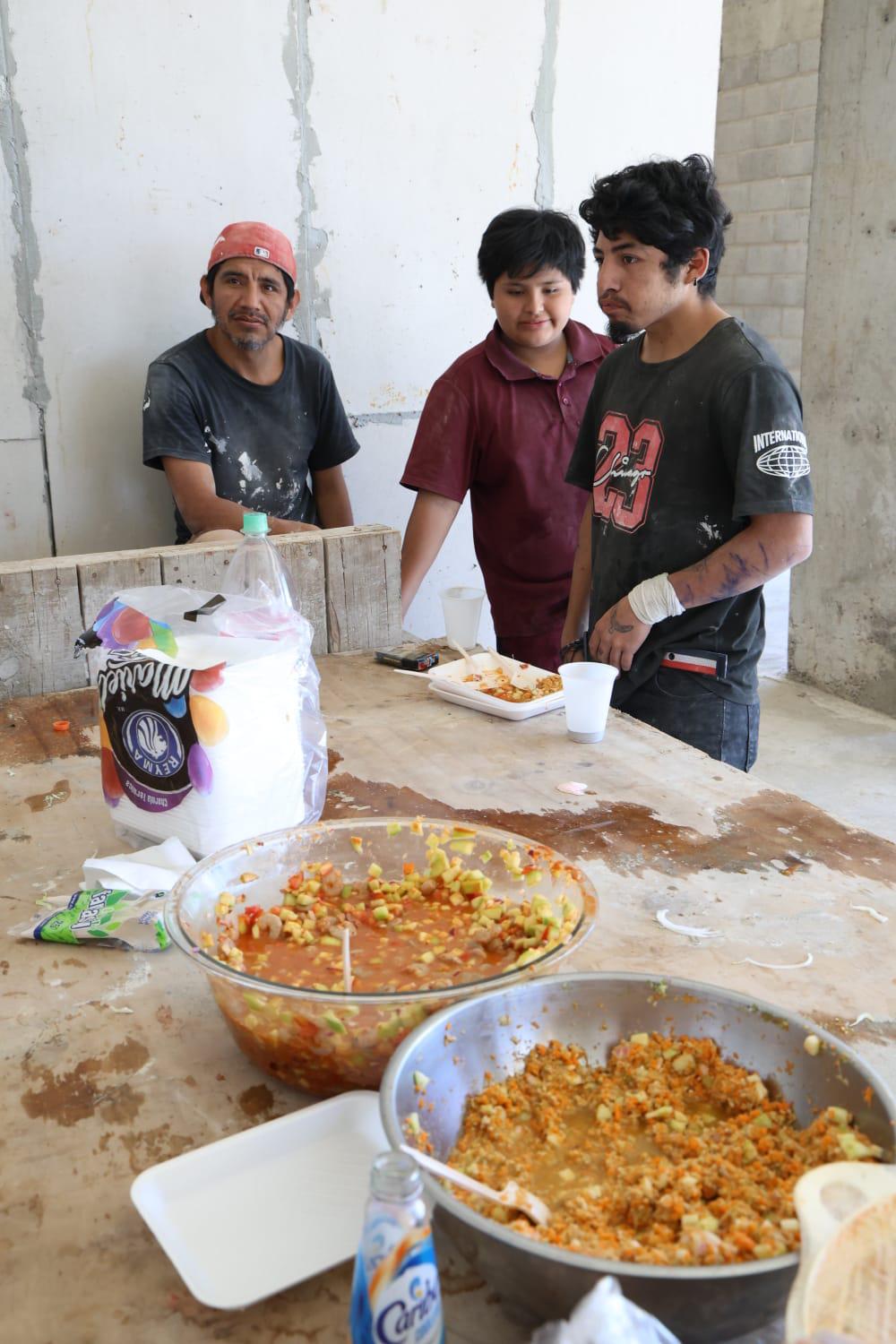 $!Adelantan albañiles y trabajadores de la construcción festejo por el Día de la Santa Cruz