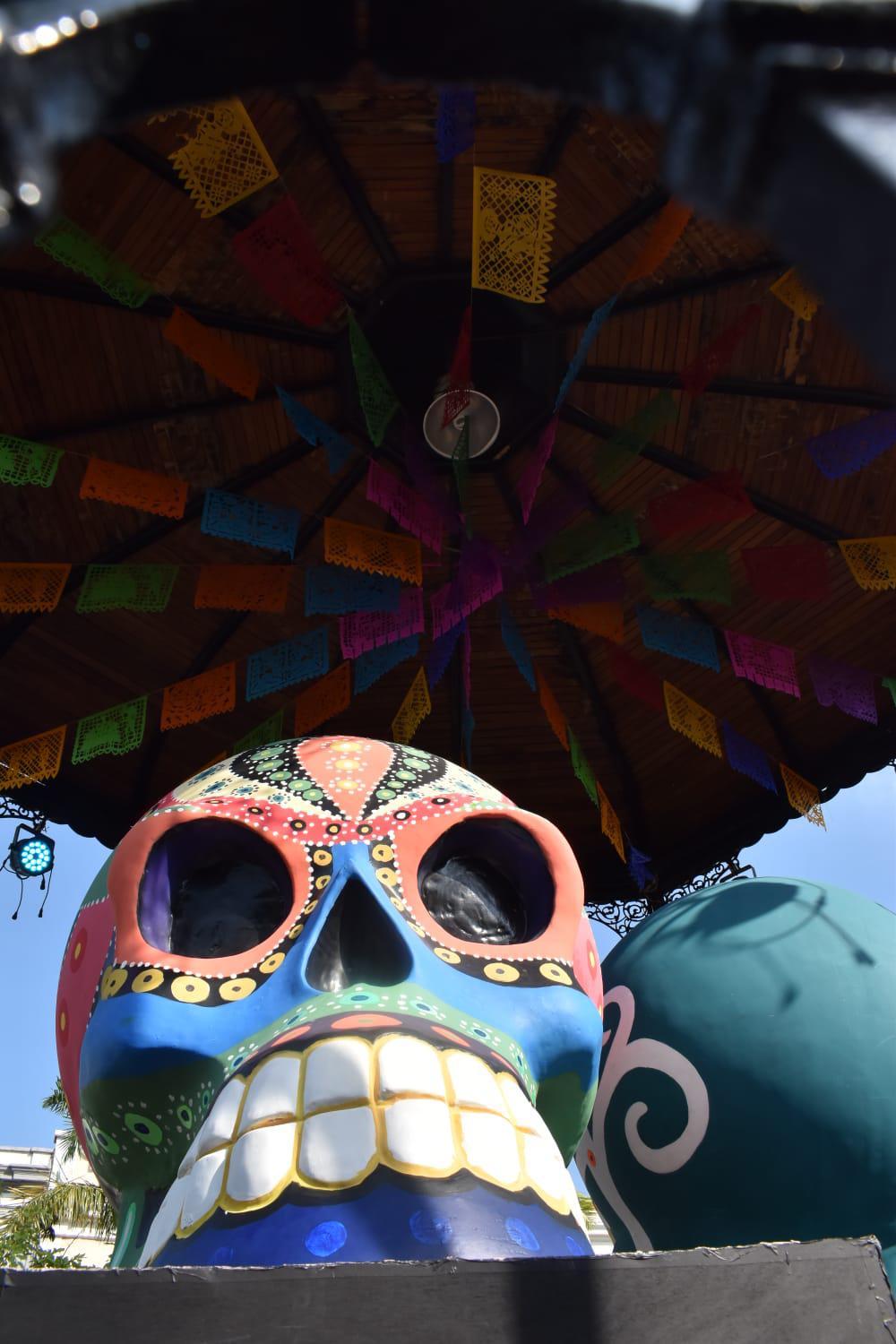 $!Gustan a turistas y locales las catrinas, calaveras y altares en el Centro Histórico de Mazatlán