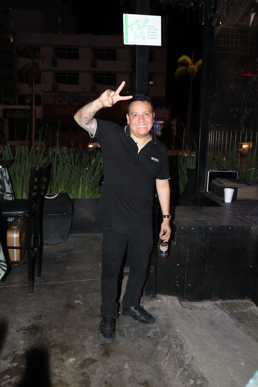$!Alan Saldaña provoca carcajadas y llena Cheers Restobar