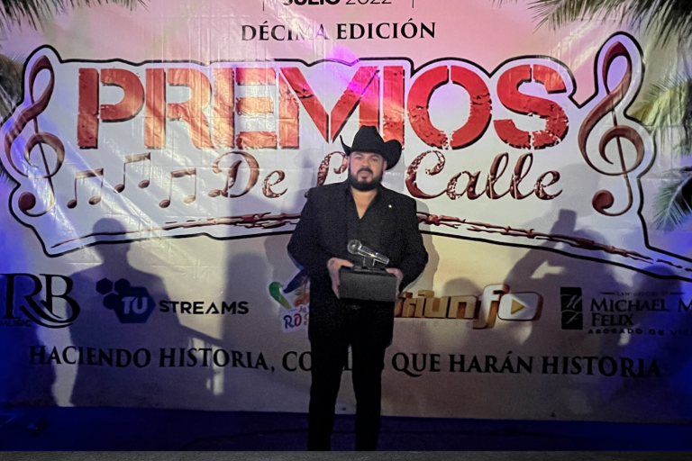 Obtiene Fernando Ríos Román el premio al Mejor dueto en Los Premios de la Calle 2022