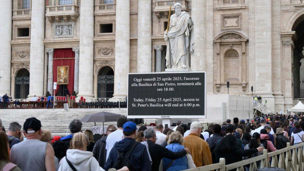 $!Personas sin hogar, jóvenes, aficionados al fútbol: la larga fila para despedir al Papa Francisco