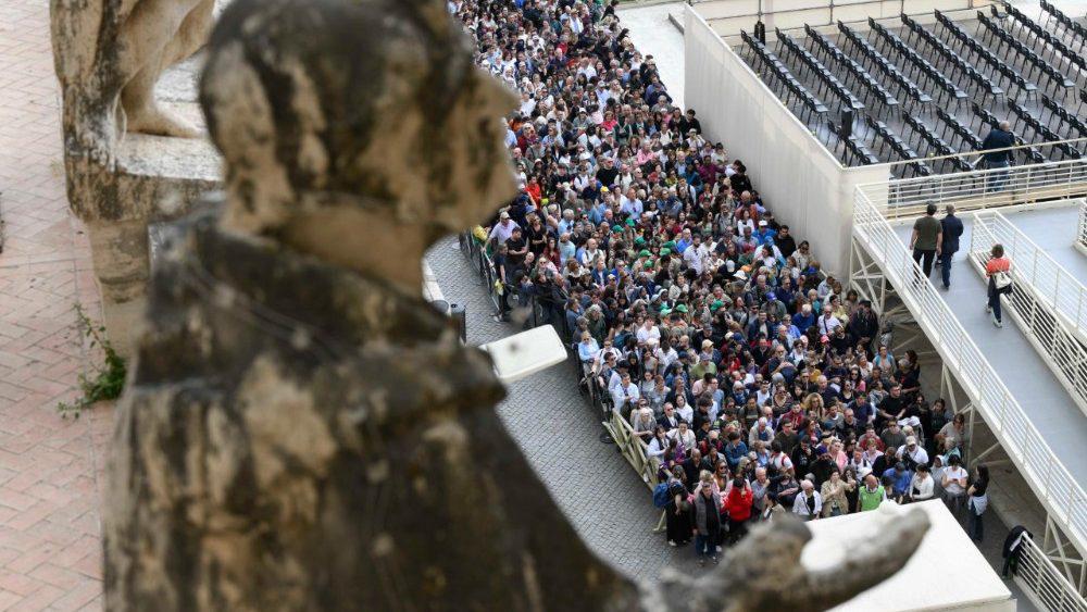 $!Personas sin hogar, jóvenes, aficionados al fútbol: la larga fila para despedir al Papa Francisco