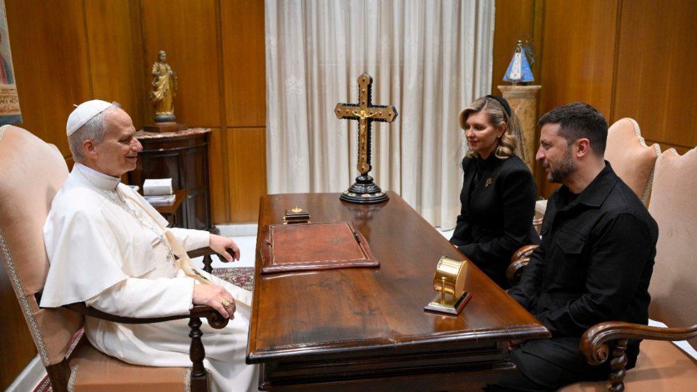 $!El Papa León XIV y el Presidente de la República de Ucrania, Volodimír Zelenski, con su esposa, Olena Zelenska.