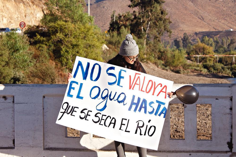 $!Manifestantes en Salamanca, Chile, por el uso de agua para cultivo de paltas en zonas de escasez hídrica.