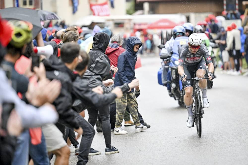 $!Kaden Groves se doctora en Pontarlier y Pogacar acaricia su cuarto Tour de Francia