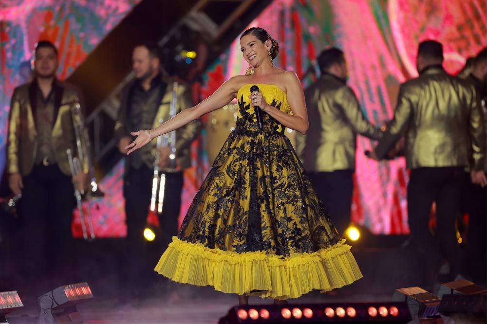 $!Es Ángela Aguilar la Artista Femenina del Año en los Premios de la Radio 2021