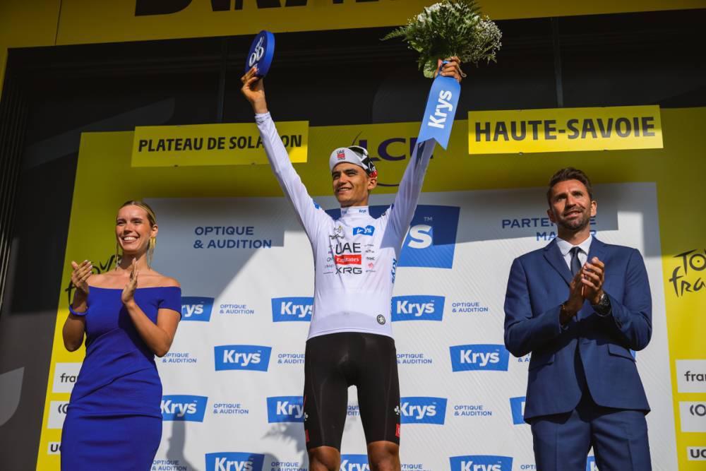 $!Isaac del Toro sube al podio del Tour de Francia y recupera el maillot blanco