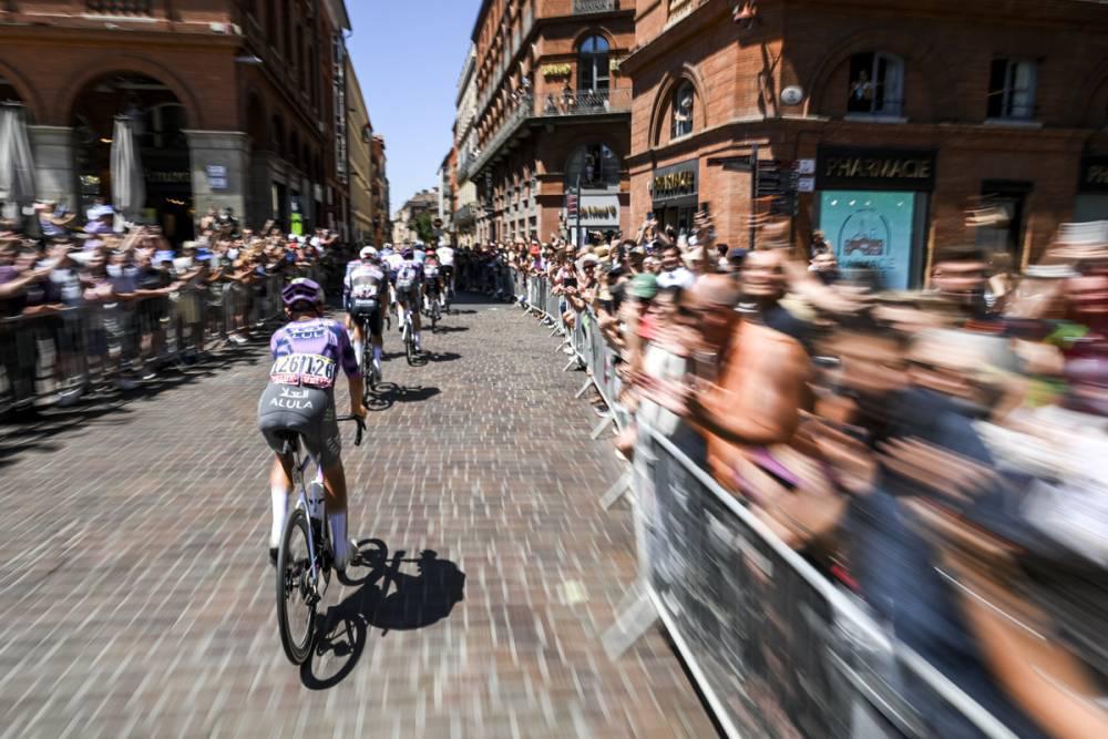 $!Jonas Abrahamsen conquista Toulouse en una etapa 11 frenética marcada por ataques, fugas y la caída de Pogacar