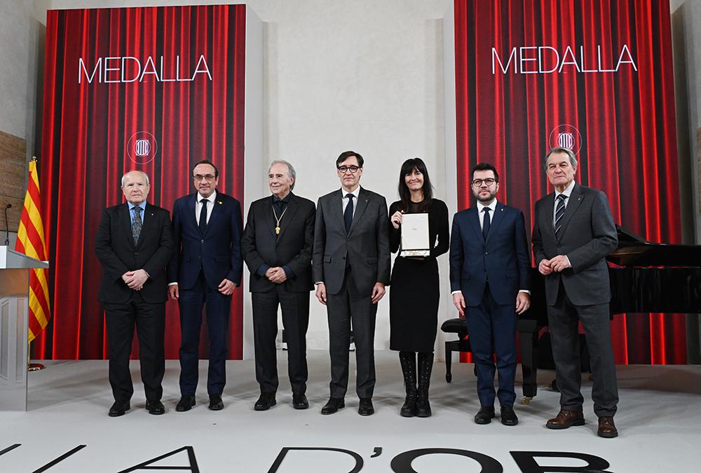 $!El presidente de la Generalitat, Salvador Illa, fue el encargado de hacerle entrega del galardón al cantautor y a la actriz Núria Espert.