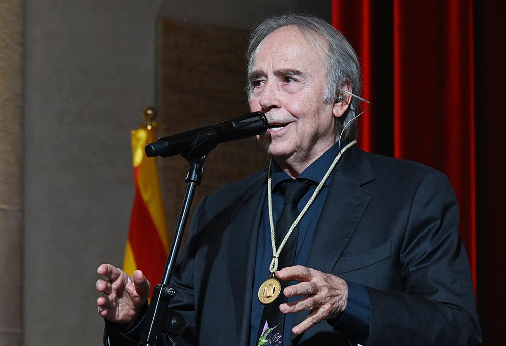 $!Serrat agradeció el reconocimiento recordando sus orígenes y el apoyo que recibió cuando decidió dedicar su vida a la música.