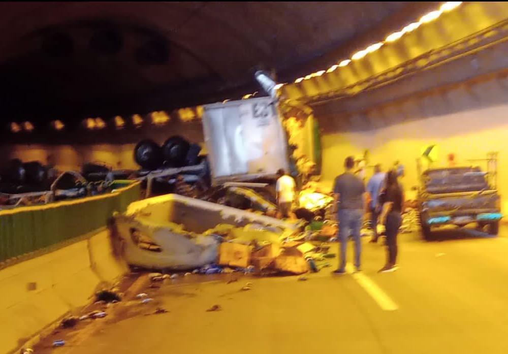$!Vuelca tractocamión en túnel de la Mazatlán-Durango y muere chofer; accidente provoca el cierre de la supercarretera