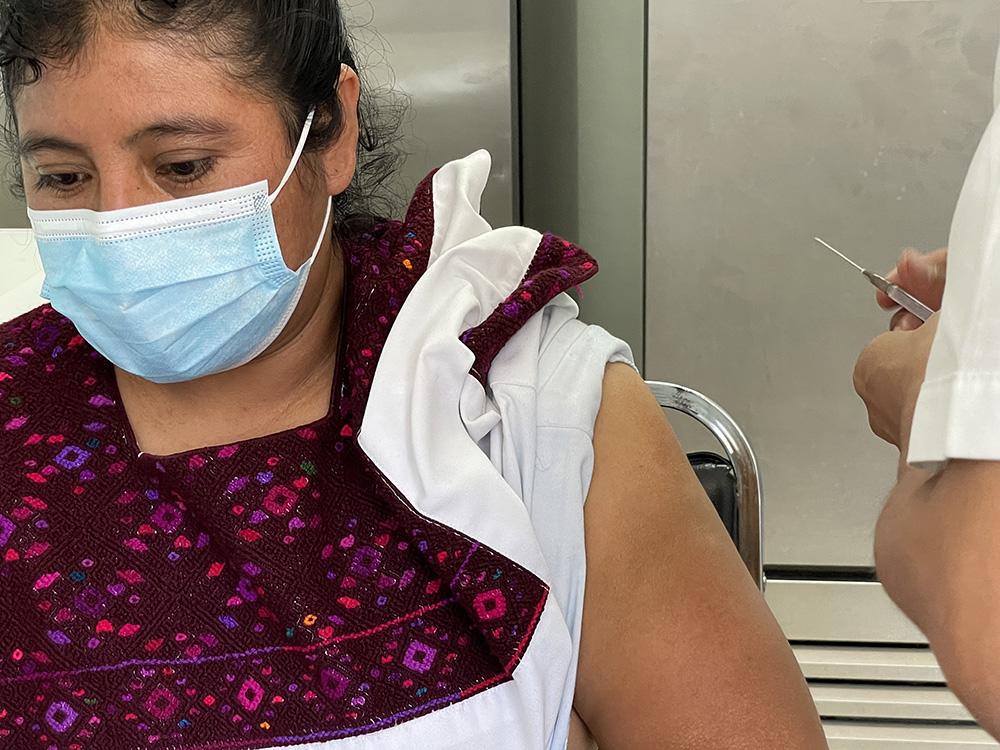 $!Luisa Ruiz, una de las pocas mujeres tsotsiles que decidió vacunarse en San Andrés Larrainzar.