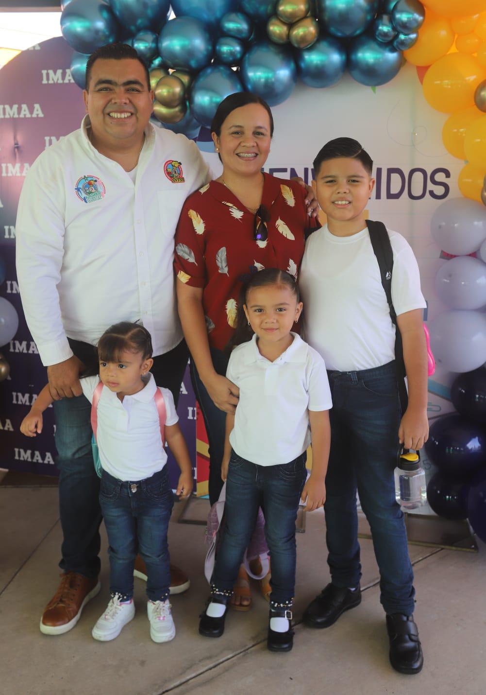 $!Martín Zúñiga y Kilberly Toledo con sus hijos Saory, Arlena y Martín.