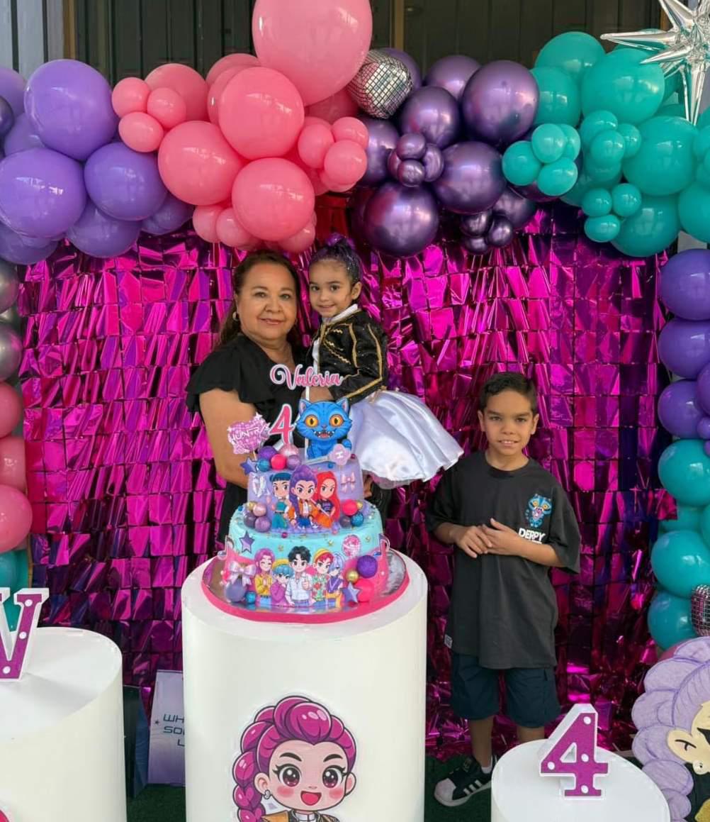 $!La festejada junto a su tía Eva y su primito César.
