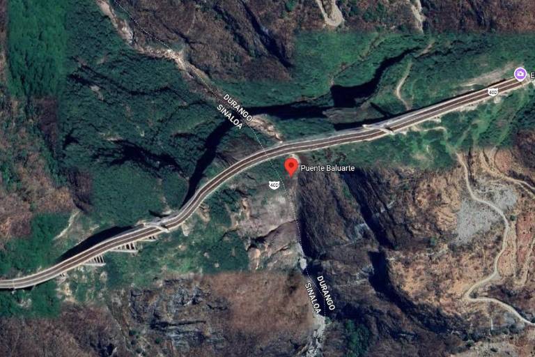 Auto vuelca en el Puente El Baluarte de la autopista Durango-Mazatlán; hay tres heridos