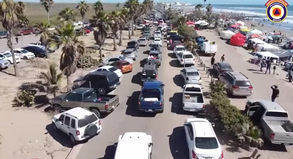 $!Turistas inician retiro de playas al término de este viernes santo