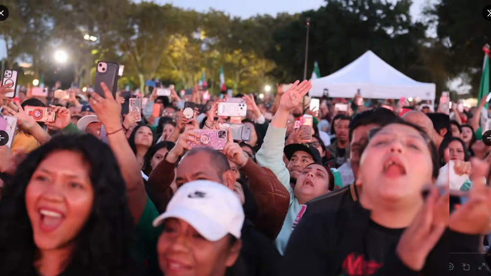 $!‘Están en su hogar’: Alcalde Mamdani participa en Grito de Independencia de México en Nueva York