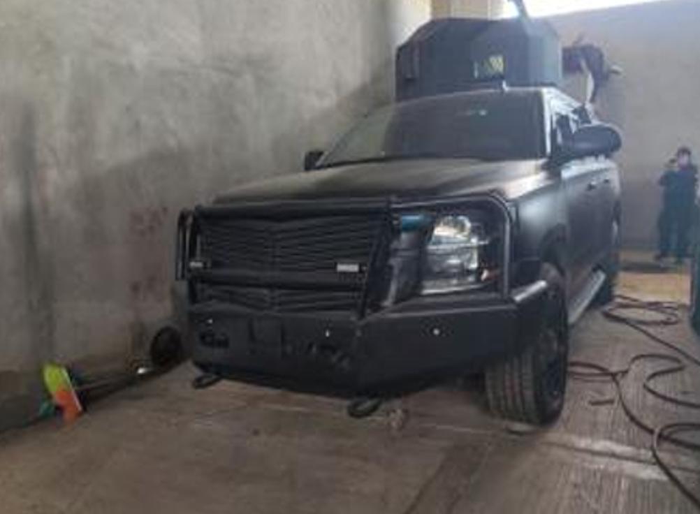 $!Aseguran vehículos ‘monstruo’ y armamento en operativo en Michoacán
