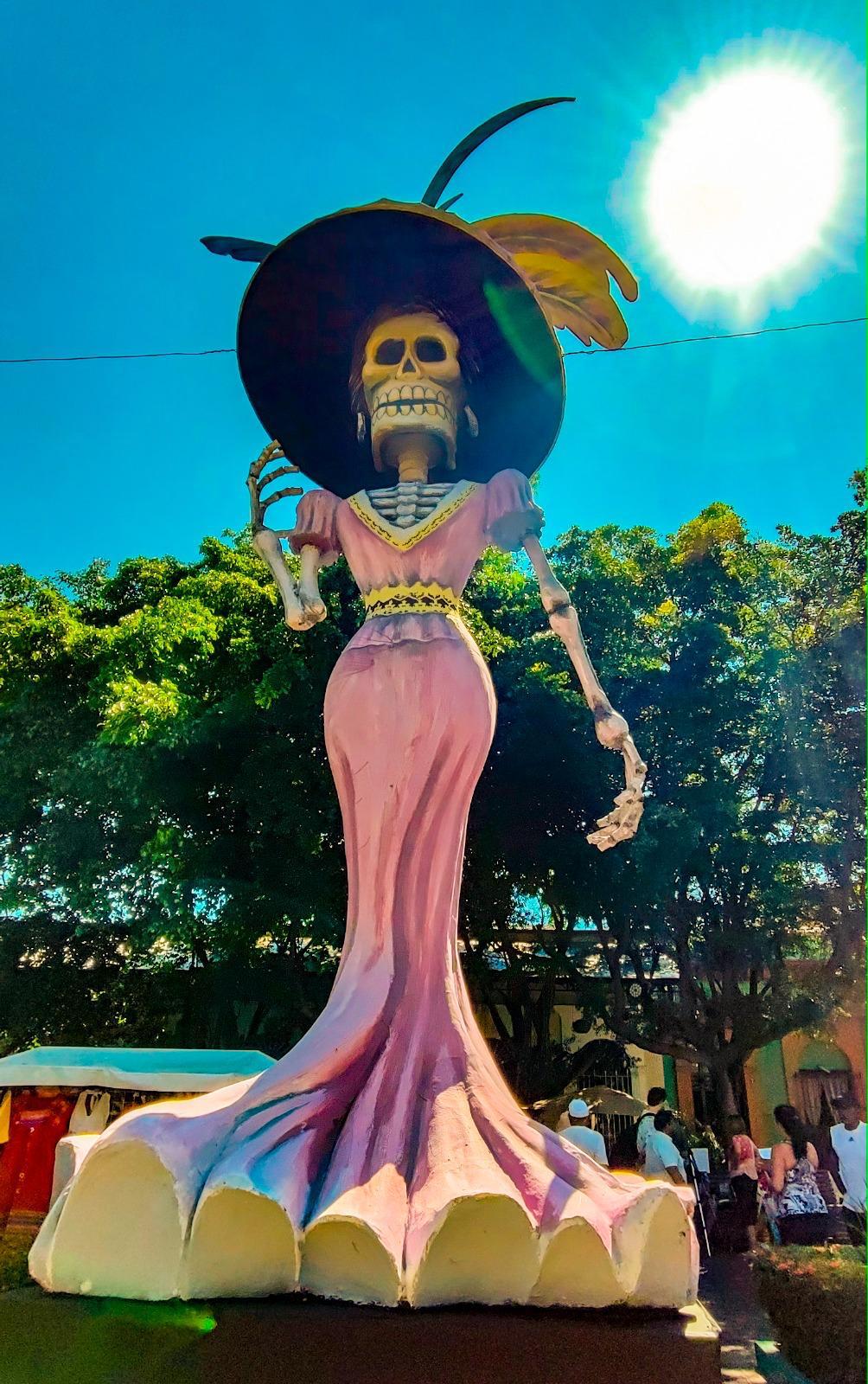 $!Las piezas han cautivado a locales y visitantes por su gran escala y su espectacular estética.