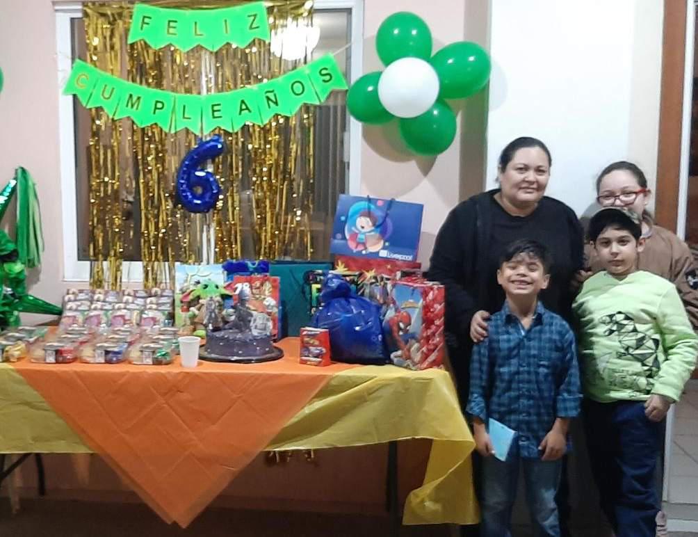 $!El cumpleañero entre su tía, Laura Hernández, y sus primos, Valeria y Alejandro Muñoz Hernández.