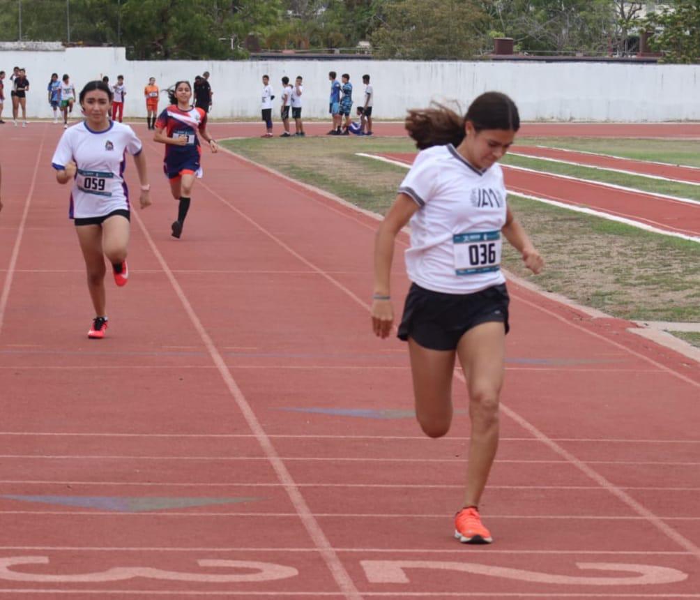 $!Estudiantes se evalúan en la prueba reina del atletismo