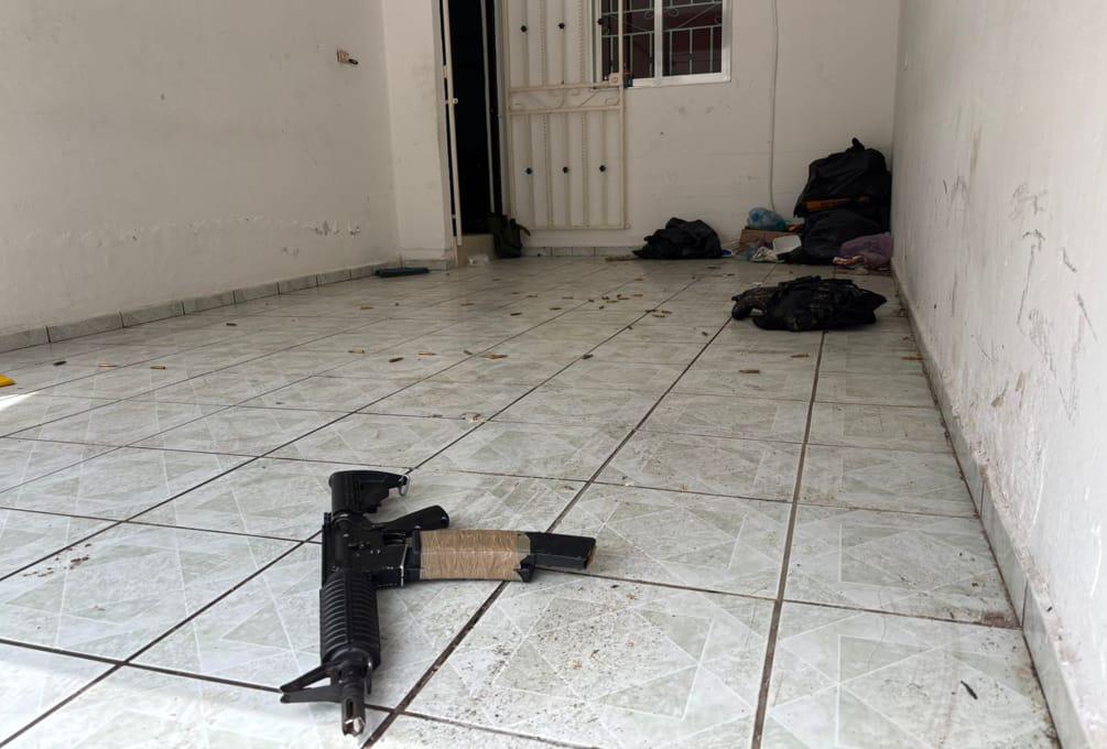 $!Catean una casa en Santa Fe y aseguran armas y equipo táctico, en Culiacán