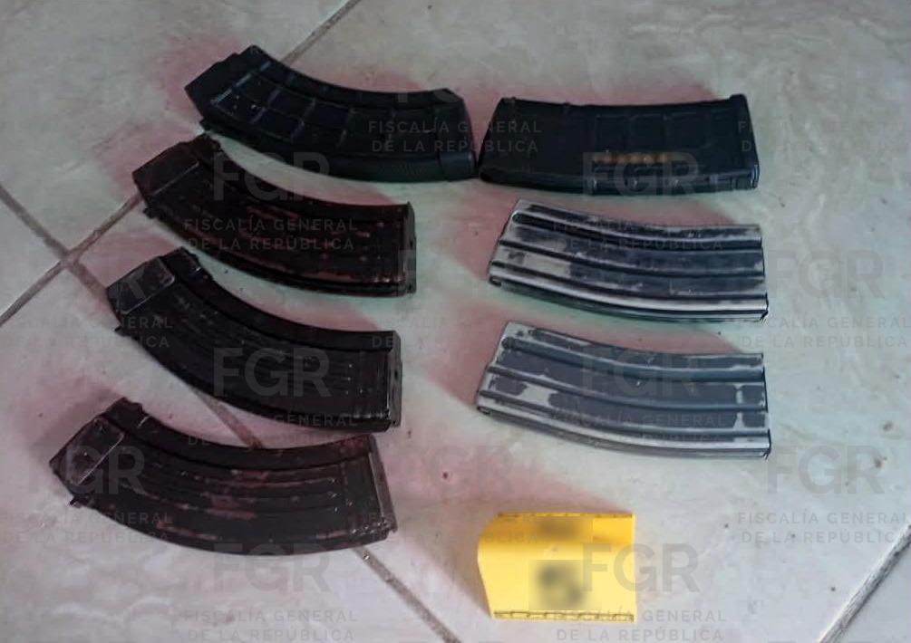 $!Catean pensión vehicular en Mazatlán y hallan armas, 539 cartuchos y un vehículo blindado
