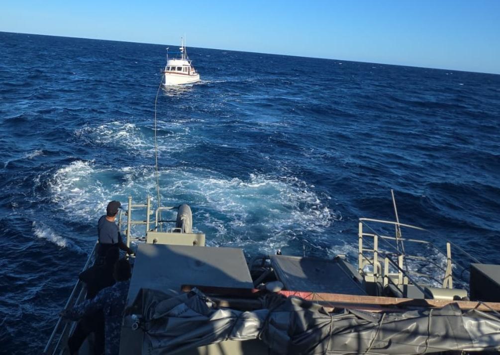 $!Elementos de Marina rescatan a tripulantes de yate averiado frente a la costa de Mazatlán
