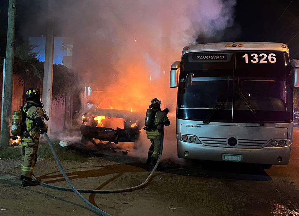 $!Camioneta estacionada se incendia en Mazatlán y provoca daños a un autobús
