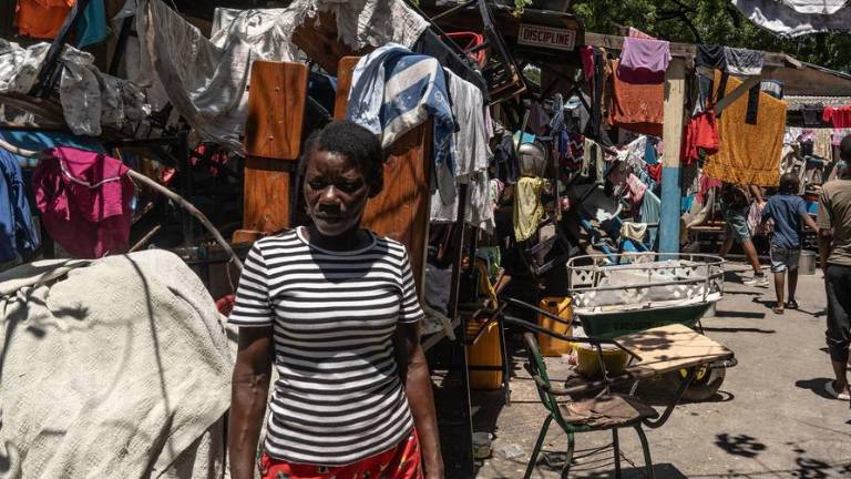 Mujeres y niños desplazados viven ahora en una escuela de Puerto Príncipe tras huir de sus hogares durante los ataques de las bandas.