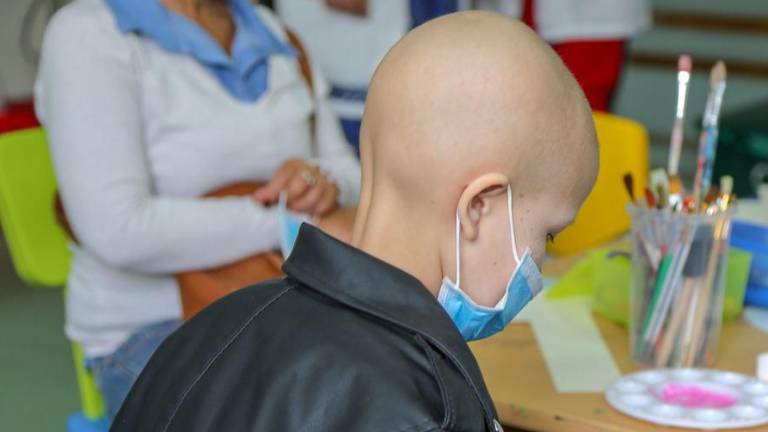 Un joven enfermo de cáncer en el Instituto Nacional de Cancerología de Colombia.