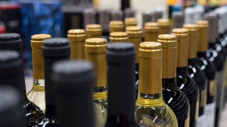 Botellas de vino en una estantería de supermercado.