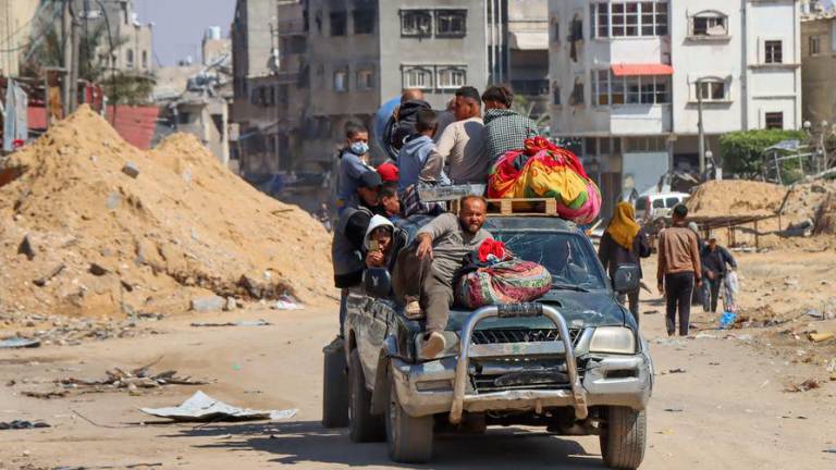 Un vehículo atraviesa la destrucción en Jan Yunis.