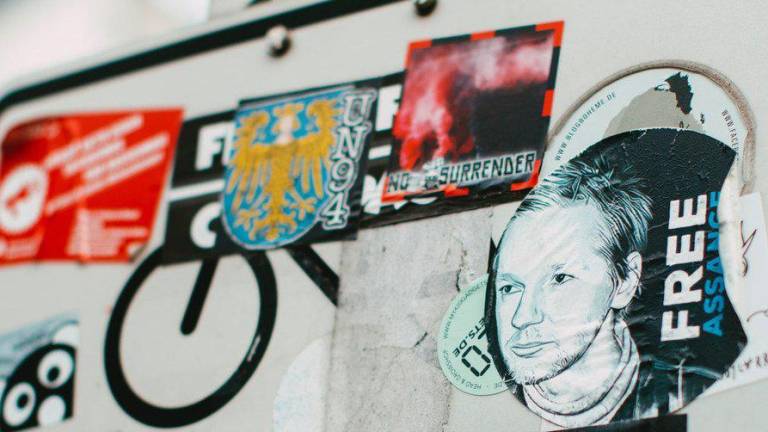 Instan al gobierno del Reino Unido a detener la inminente extradición de Julian Assange