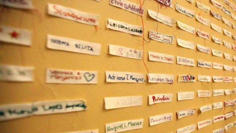 En una exposición en México, los nombres de víctimas de feminicidio aparecen junto con etiquetas en blanco que recuerdan a las mujeres no identificadas