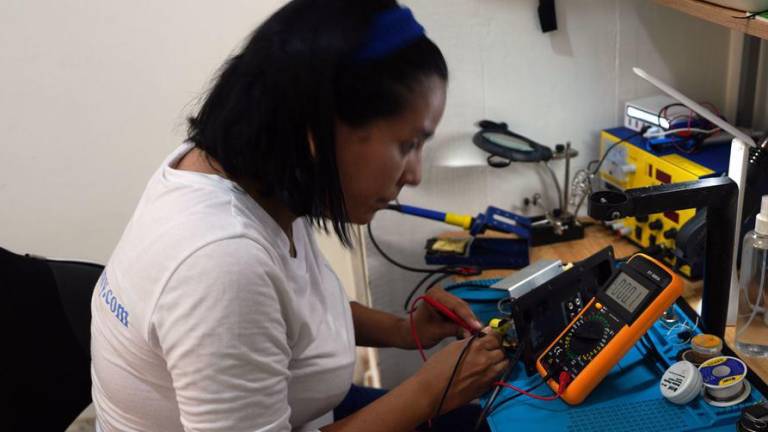 Mercedes, ingeniera informática venezolana, arreglando un aparato eléctrico.