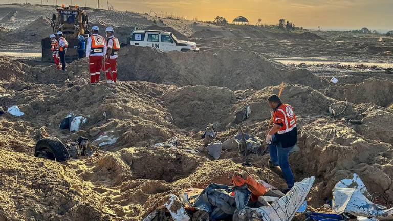 Los equipos de rescate recuperan cuerpos de trabajadores humanitarios, incluido un miembro del personal de la ONU en Tal Al Sultan.