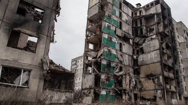 Los edificios residenciales y las infraestructuras siguen sufriendo daños durante la guerra en curso en Ucrania.