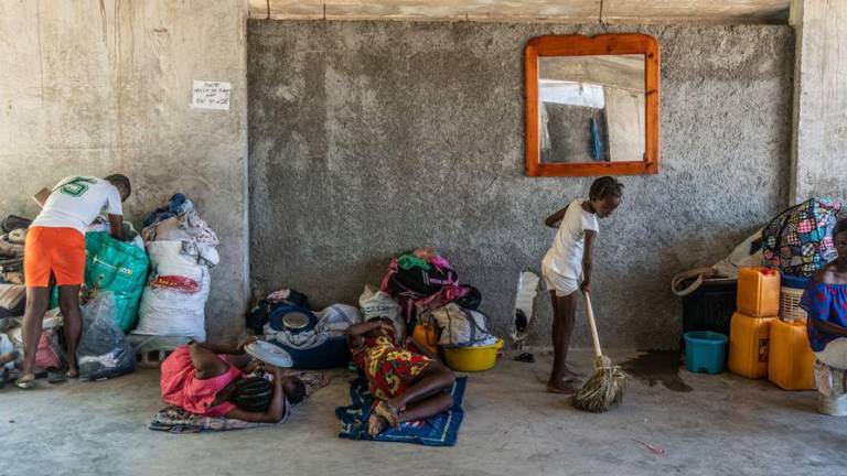 Una familia desplazada, expulsada de su hogar apenas unas horas antes, se prepara para hacer de una escuela abandonada su nuevo hogar.