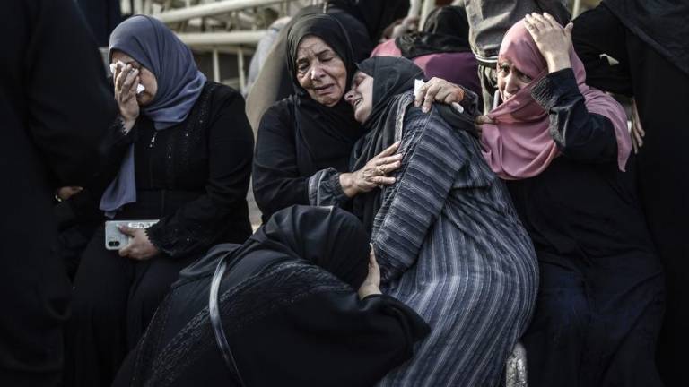 Mujeres palestinas lloran la pérdida de un familiar en el Hospital Médico Al-Nasser de Khan Younis, en el sur de la Franja de Gaza.