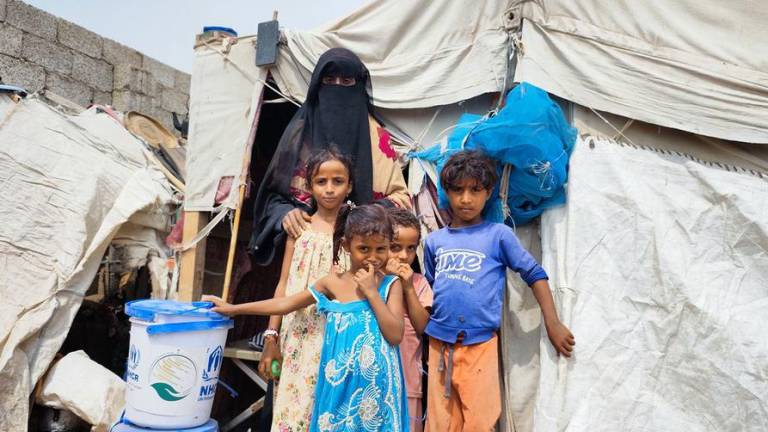 Una familia desplazada recibe suministros de ayuda en la provincia de Lahaj, en Yemen.