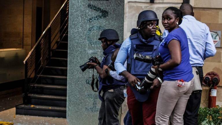 Periodistas cubriendo un ataque terrorista en Kenya.