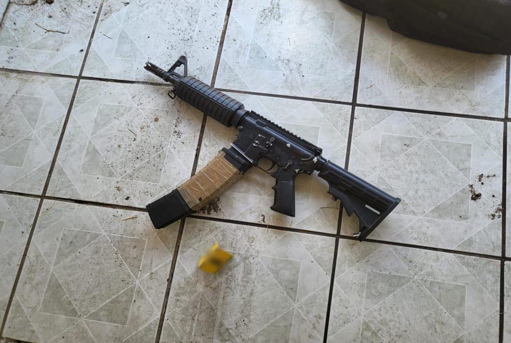 $!Catean una casa en Santa Fe y aseguran armas y equipo táctico, en Culiacán