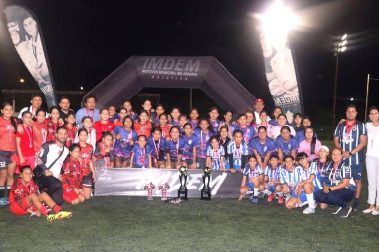 Rayaditas y Leonas se coronan en la Liga Interacademias de Futbol Femenil