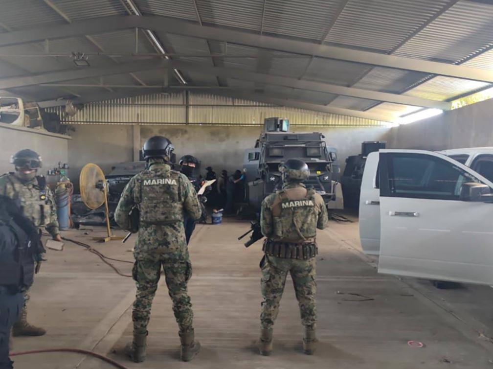 $!Aseguran vehículos ‘monstruo’ y armamento en operativo en Michoacán