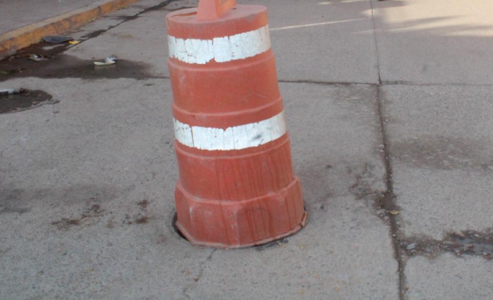 $!Piden vecinos de la calle Pedro Vargas en Rosario atender coladera abierta