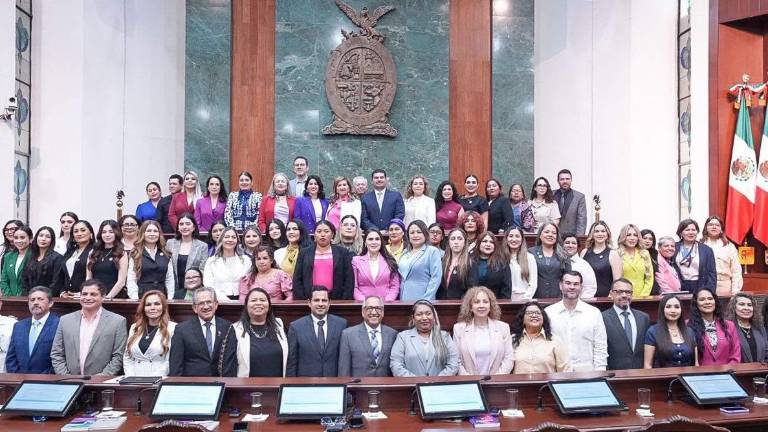 Integrantes del Primer Parlamento de Mujeres rindieron protesta en el Congreso de Sinaloa, marcando un hecho histórico en la entidad.