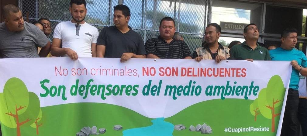 $!Los ambientalistas de Guapinol presos en Olanchito, Yoro, Honduras. Paradójicamente la empresa que los denunció, acusó a un hombre que falleció en 2015, antes de que se desatara el conflicto.
